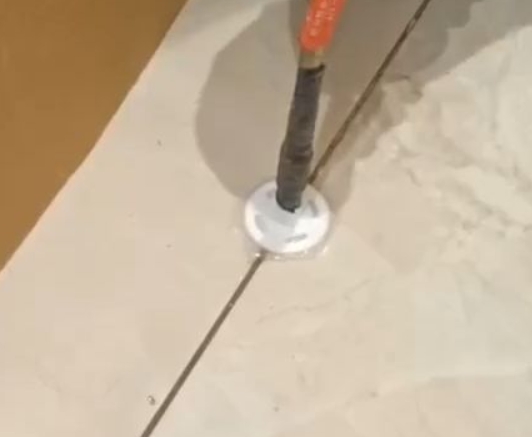 临城瓷砖空鼓维修公司专业解答瓷砖在铺贴过程中，如果没有涂抹均匀到位的粘结材料（如水泥砂浆或瓷砖胶），可能会导致以下问题